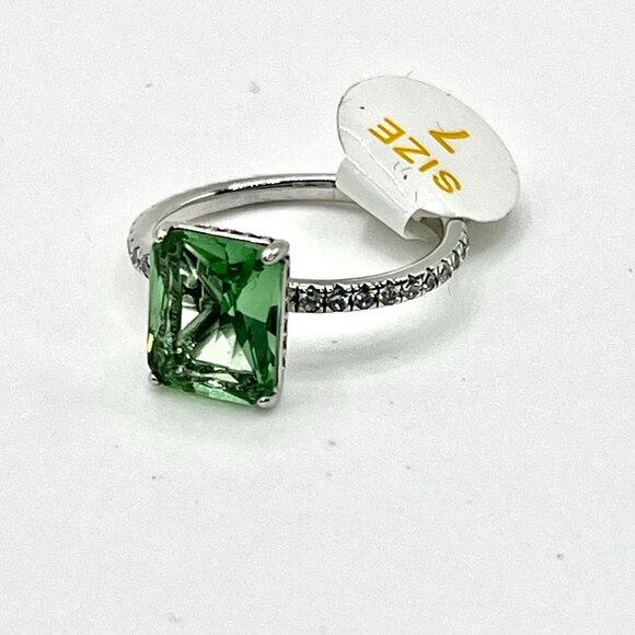 Ring Bomb Party Ring, size 7, green stone, .925 sterling silver band - Picture 4 of 7